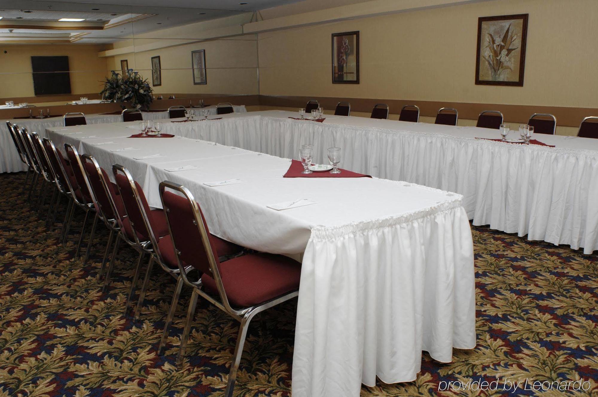 Four Points By Sheraton Toronto Airport East Бизнес фото