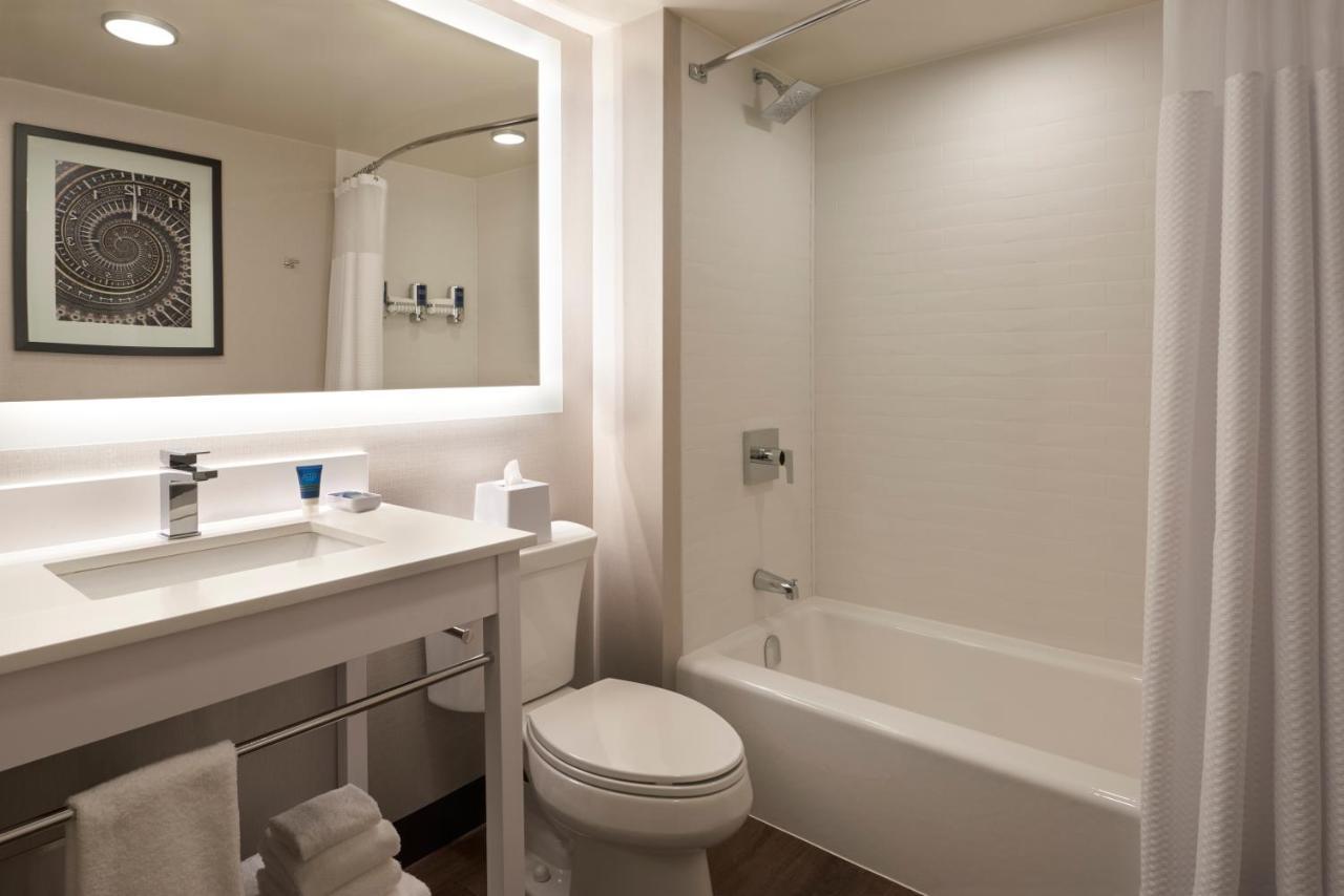 Four Points By Sheraton Toronto Airport East Экстерьер фото