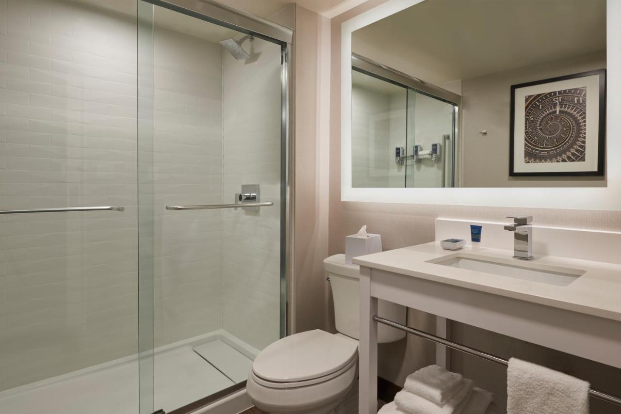 Four Points By Sheraton Toronto Airport East Экстерьер фото